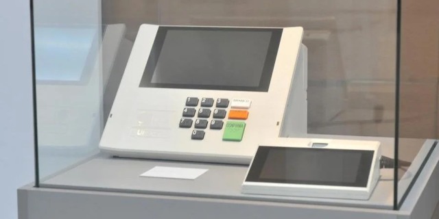 Foto da Notícia Eleições 2024: Novo modelo de urna eletrônica promete apuração mais rápida