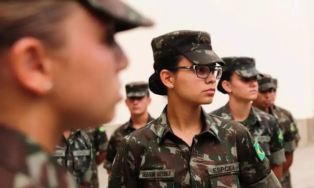 Foto notícia Forças Armadas brasileiras incorporam mulheres ao serviço militar pela primeira vez