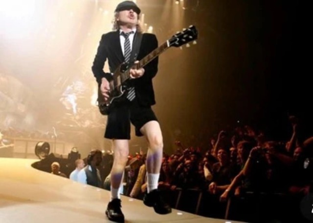 Foto notícia Angus Young: o homem que nunca trocou de roupa